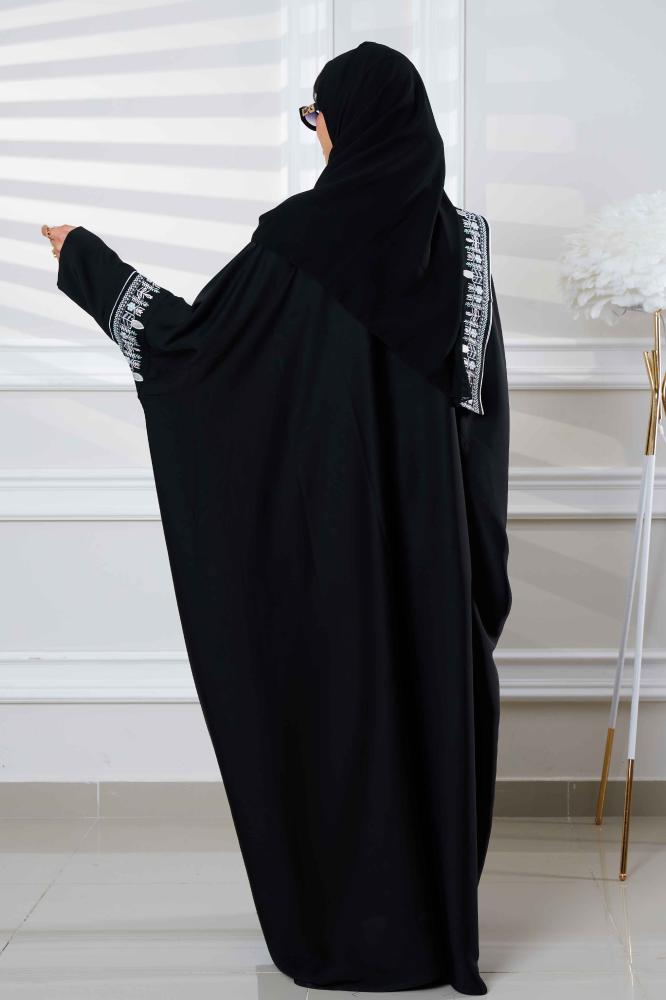 عباية بشت اسود بتدخيلات تطريز من الامام والكم